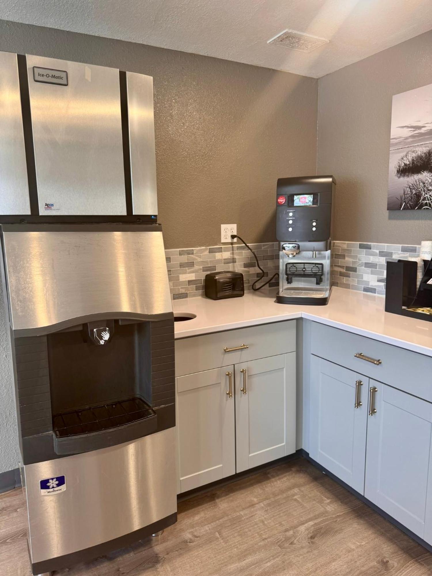 Super 8 By Wyndham Great Falls City Center Bagian luar foto