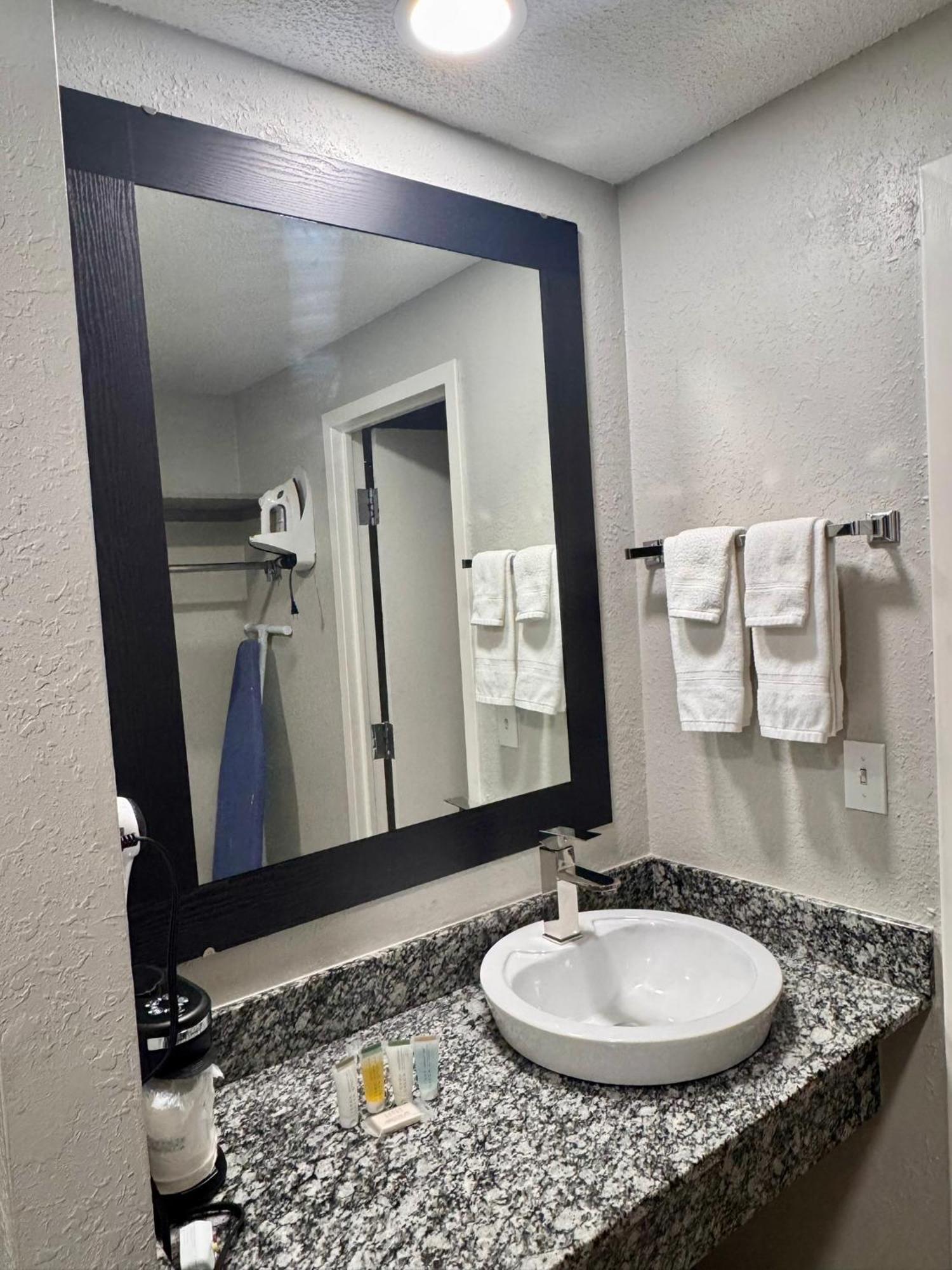 Super 8 By Wyndham Great Falls City Center Bagian luar foto